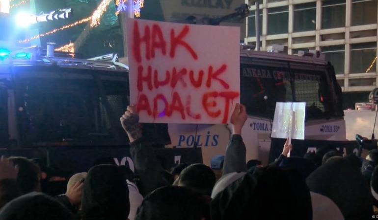 ankarada-imamoglu-gozaltina-alindiktan-sonra-protestolar-devam-ediyor-EIre8xPn.jpg