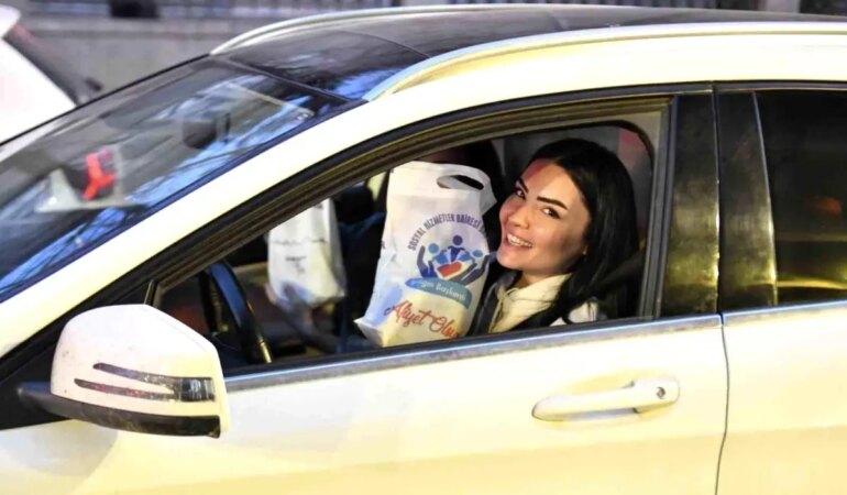 ankarada-trafikte-iftara-yetisemeyenlere-motokuryelerle-kumanya-dagitti-dRfBkQX9.jpg
