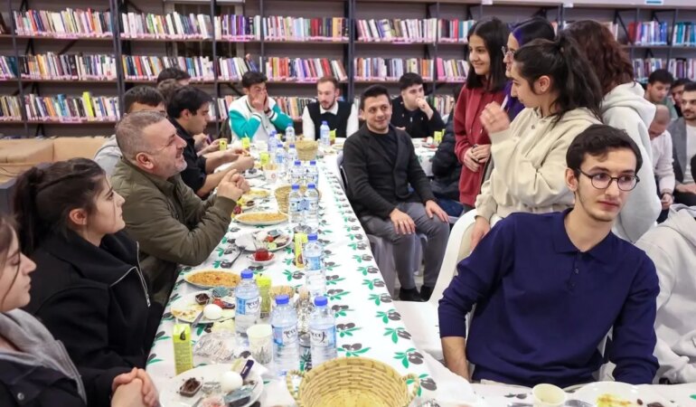 sincan-belediye-baskani-ercan-genclerle-sahurda-bir-araya-geldi-D4WMGWMs.jpg