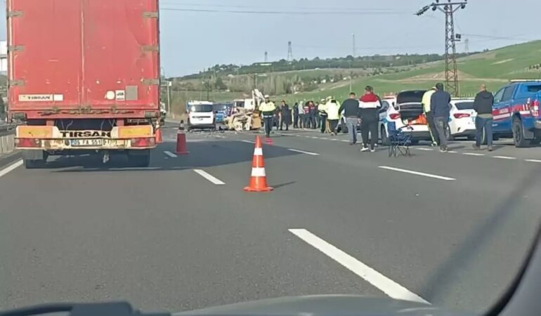 ankara-eskisehir-yolunda-feci-kaza-aracindan-inen-surucu-hayatini-kaybetti-XuYFbq7f.jpg