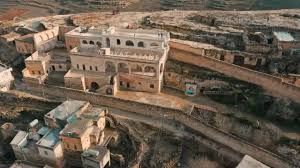 Uzak Şehir Filminin çekimlerinin yapıldığı Narlı Mahallesi , Çekimlerin  içinde yapıldığı, konak. , Mardin Midyat ilçesine bağlı, Narlı’ya gidin ve  görün , Narli Köyü ( Helexe ) Qasra de Basso, Drone ...