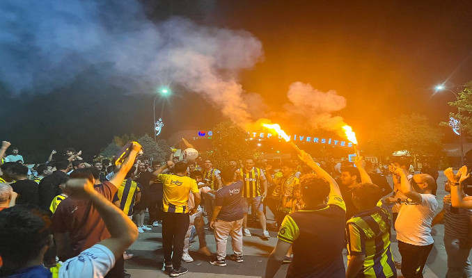 81-70'lik zafer sonrası sarı-lacivertli coşku sokaklara taştı haberi -  BorsaninGündemi.com
