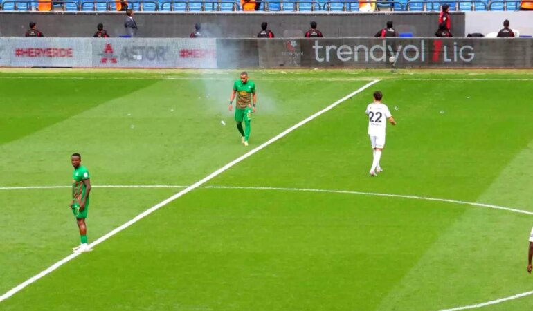 ankaragucu-amedspor-macinda-tribun-olaylari-maca-damgasini-vurdu-3yZ8H8Wg.jpg