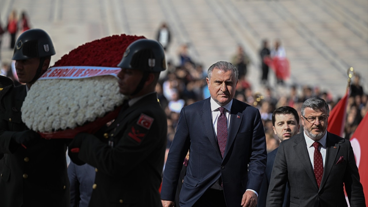 Gençlik ve Spor Bakanı Bak, 19 Mayıs dolayısıyla Anıtkabir'i ziyaret etti