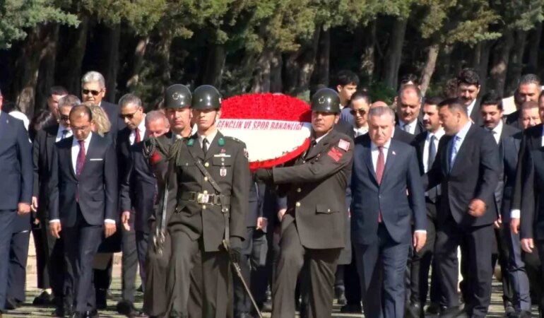 genclik-ve-spor-bakani-osman-askin-baktan-19-mayista-anitkabir-ziyareti-j4mCfJsR.jpg