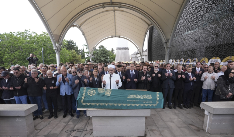 turk-muzigi-bir-cinarini-daha-kaybetti-ilhan-sesen-son-yolculuguna-ugurlandi-7OWlRBZi.jpg