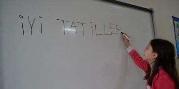 2024-2025-egitim-yili-sona-erdi-milyonlarca-ogrenci-karnesini-aldi-tatil-resmen-basladi-hO3CGykG.jpg