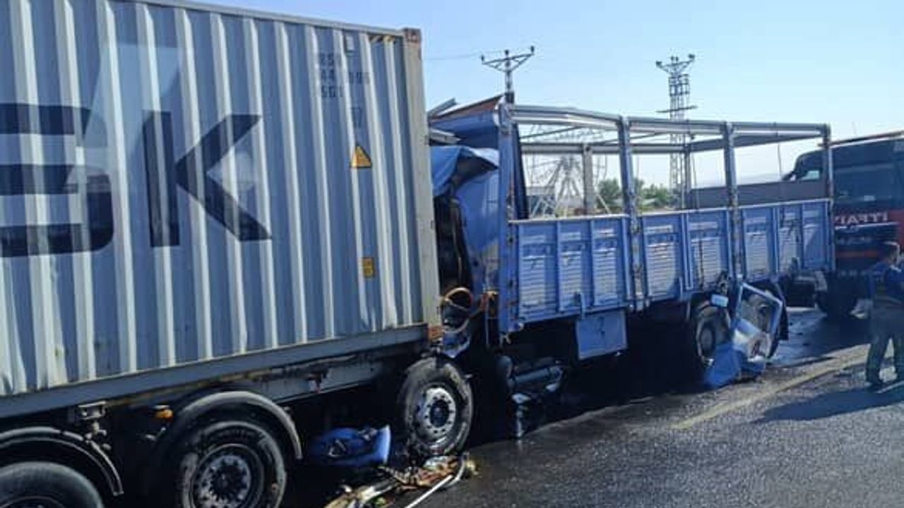 Kontrolden çıkan kamyon, önünde seyreden tıra çarptı: 1 yaralı - Önder Haber