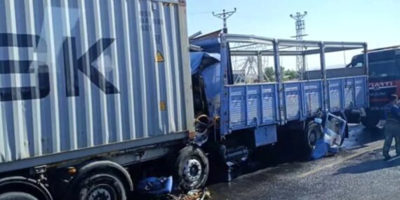 Ankara’da Kamyonun Tıra Çarpması Sonucu Sürücü Ağır Yaralandı