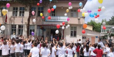 cankirida-kanseri-yenip-okula-donen-yigit-balonlar-ve-tezahuratlarla-coskuyla-karsilandi-kYxMMx6p.jpg