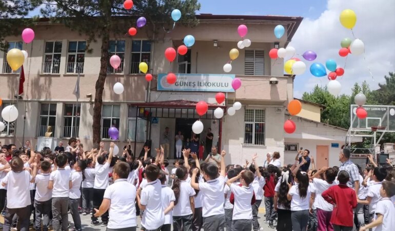 cankirida-kanseri-yenip-okula-donen-yigit-balonlar-ve-tezahuratlarla-coskuyla-karsilandi-kYxMMx6p.jpg