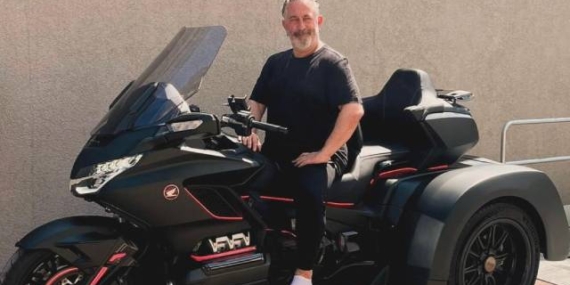 Cem Yılmaz’ın Yeni Tutkusu Sosyal Medyayı Salladı: 2,5 Milyonluk Motosiklet!