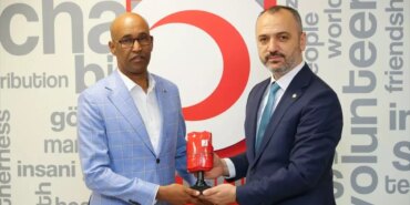 somali-buyukelcisinden-ornek-davranis-kurban-vekaleti-turk-kizilaya-verildi-7OSgx2vI.jpg