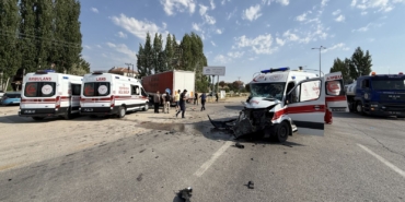 kavsakta-can-pazari-ambulans-hasta-tasirken-tirla-carpisti-8AkTgyCb.jpg
