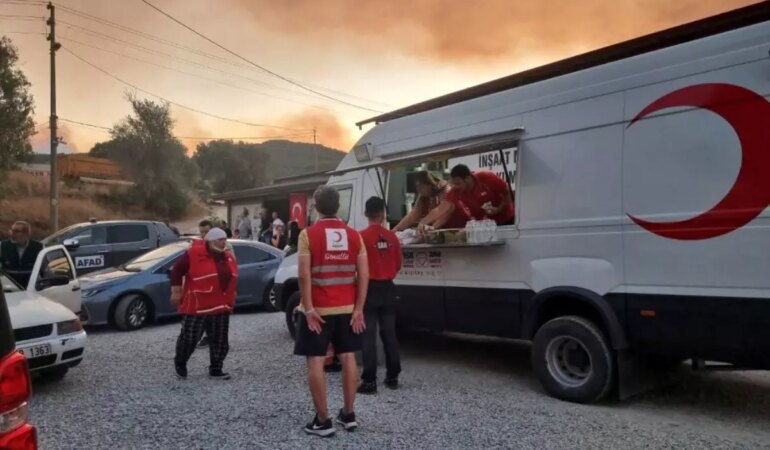 turk-kizilay-13-ilde-orman-yanginlariyla-mucadelede-288-bin-kisiye-beslenme-destegi-sagladi-KMOFKV77.jpg